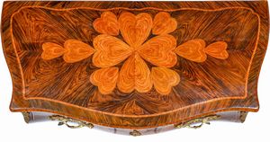 Com� Luigi XV lastronato in palissandro e intarsiato in bois de rose. Genova, XVIII secolo  - Asta Dimore Italiane - Associazione Nazionale - Case d'Asta italiane
