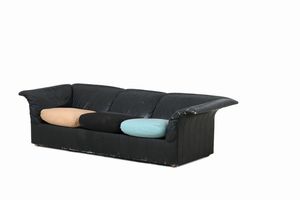 POLTRONA FRAU : Divano, due poltrone e un tavolo basso. Italia, 1980 ca.  - Asta Dimore Italiane - Associazione Nazionale - Case d'Asta italiane