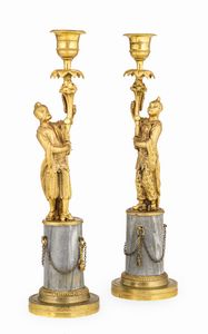 Coppia di candelieri a chinoiserie in bronzo e marmo grigio. XIX secolo  - Asta Dimore Italiane - Associazione Nazionale - Case d'Asta italiane