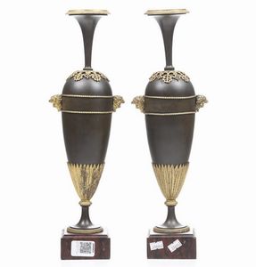 Coppia di vasi ad anfora in bronzo fuso e dorato, XIX secolo  - Asta Dimore Italiane - Associazione Nazionale - Case d'Asta italiane