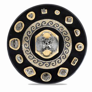 Importante trionfo centrotavola in argento fuso e cesellato, marmo del Belgio e marmo giallo. Manifattura artistica romana del XX-XXI secolo. Argentiere Mortet Roma (Bottega attiva dal 1890)  - Asta Dimore Italiane - Associazione Nazionale - Case d'Asta italiane