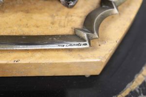 Importante trionfo centrotavola in argento fuso e cesellato, marmo del Belgio e marmo giallo. Manifattura artistica romana del XX-XXI secolo. Argentiere Mortet Roma (Bottega attiva dal 1890)  - Asta Dimore Italiane - Associazione Nazionale - Case d'Asta italiane