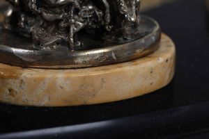 Importante trionfo centrotavola in argento fuso e cesellato, marmo del Belgio e marmo giallo. Manifattura artistica romana del XX-XXI secolo. Argentiere Mortet Roma (Bottega attiva dal 1890)  - Asta Dimore Italiane - Associazione Nazionale - Case d'Asta italiane