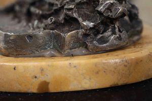 Importante trionfo centrotavola in argento fuso e cesellato, marmo del Belgio e marmo giallo. Manifattura artistica romana del XX-XXI secolo. Argentiere Mortet Roma (Bottega attiva dal 1890)  - Asta Dimore Italiane - Associazione Nazionale - Case d'Asta italiane