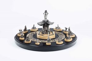 Importante trionfo centrotavola in argento fuso e cesellato, marmo del Belgio e marmo giallo. Manifattura artistica romana del XX-XXI secolo. Argentiere Mortet Roma (Bottega attiva dal 1890)  - Asta Dimore Italiane - Associazione Nazionale - Case d'Asta italiane