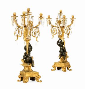 Coppia di candelabri a cinque luci in bronzo dorato e patinato. XX secolo  - Asta Dimore Italiane - Associazione Nazionale - Case d'Asta italiane