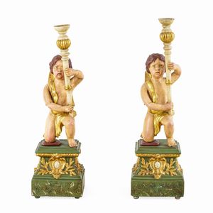 Coppia di angeli porta cero in legno laccato e dorato e resina. XX secolo  - Asta Dimore Italiane - Associazione Nazionale - Case d'Asta italiane