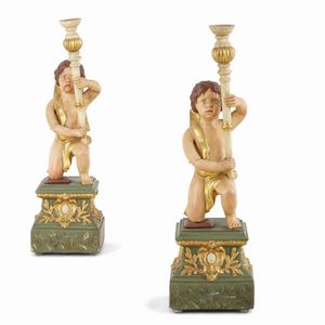 Coppia di angeli porta cero in legno laccato e dorato e resina. XX secolo  - Asta Dimore Italiane - Associazione Nazionale - Case d'Asta italiane