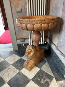 Coppia di acquasantiere in marmo rosso di Verona. XX secolo  - Asta Dimore Italiane - Associazione Nazionale - Case d'Asta italiane