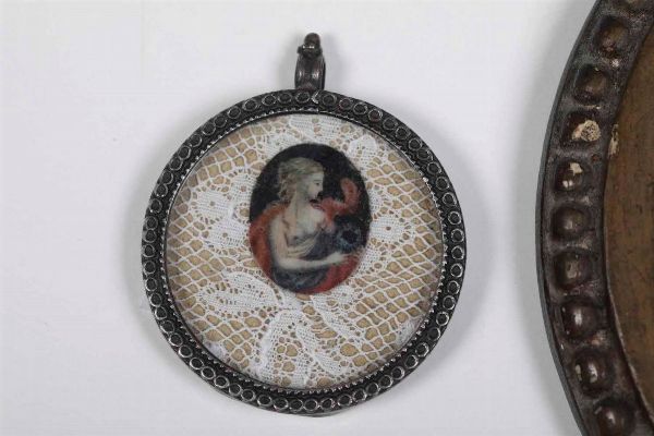 Due miniature con figure femminili in cornice, XIX secolo  - Asta Dipinti Antichi - Associazione Nazionale - Case d'Asta italiane