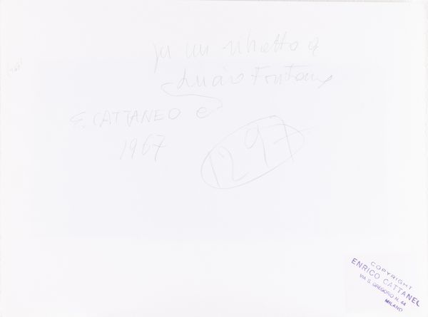 Enrico Cattaneo : Enrico Cattaneo fotografa Lucio Fontana, Corso Monforte Milano  - Asta Fotografia - Associazione Nazionale - Case d'Asta italiane