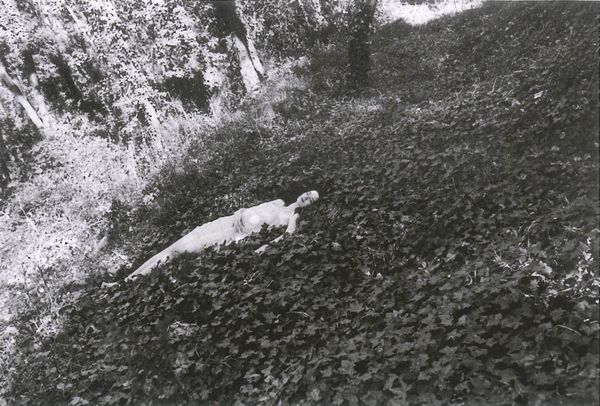 Ferdinando Scianna : Woman sleeping in the woods. Lerici, Italy  - Asta Fotografia - Associazione Nazionale - Case d'Asta italiane