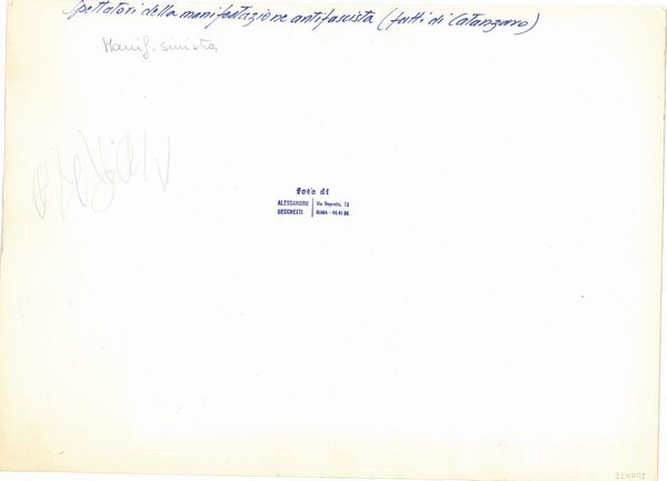 SANDRO BECCHETTI : Spettatori della manifestazione antifascista (tutti di Catanzaro)  - Asta Fotografia - Associazione Nazionale - Case d'Asta italiane