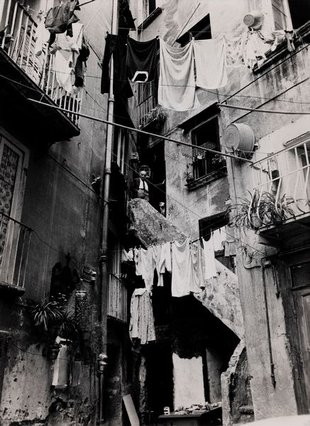 Pino Settanni : Napoli: Bassi della Duchessa  - Asta Fotografia - Associazione Nazionale - Case d'Asta italiane