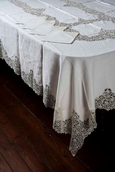 Tovaglia con 10 tovaglioli.  - Asta  Arredi per la tavola - Associazione Nazionale - Case d'Asta italiane