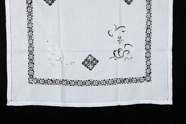 Lotto di tre tovaglie.  - Asta  Arredi per la tavola - Associazione Nazionale - Case d'Asta italiane