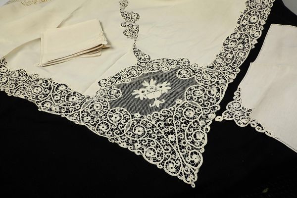 Tovaglia con otto tovaglioli.  - Asta  Arredi per la tavola - Associazione Nazionale - Case d'Asta italiane