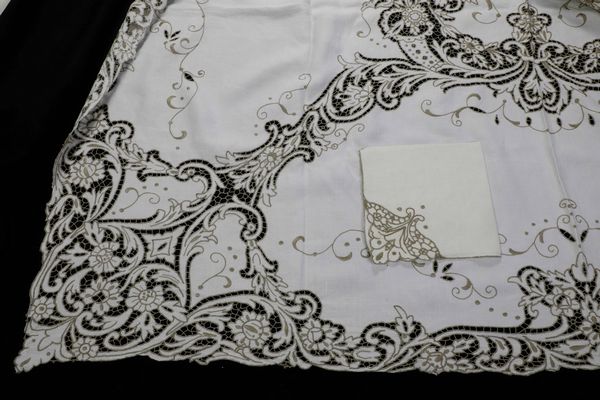 Tovaglia con 24 tovaglioli.  - Asta  Arredi per la tavola - Associazione Nazionale - Case d'Asta italiane