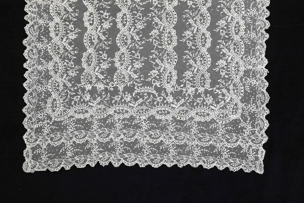 Tovaglia in tulle ricamato.  - Asta  Arredi per la tavola - Associazione Nazionale - Case d'Asta italiane