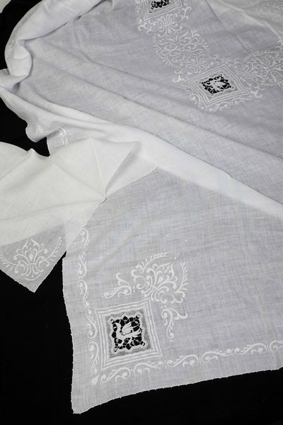 Tovaglia con ventiquattro tovaglioli.  - Asta  Arredi per la tavola - Associazione Nazionale - Case d'Asta italiane