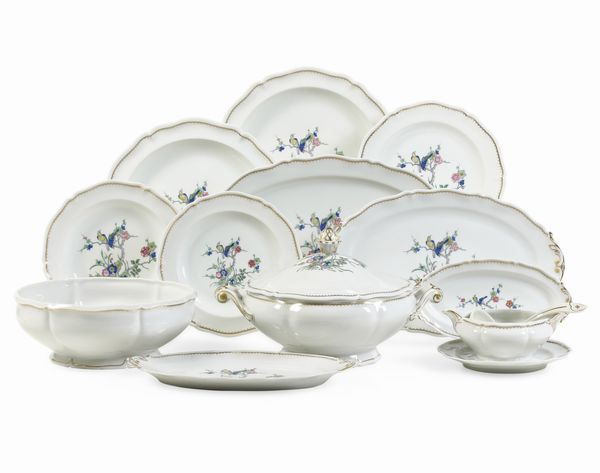 Servizio da tavola.<BR>Francia, Manifattura di Limoges, XX secolo.<BR>Decorazione pittore indipendente.<BR>  - Asta  Arredi per la tavola - Associazione Nazionale - Case d'Asta italiane