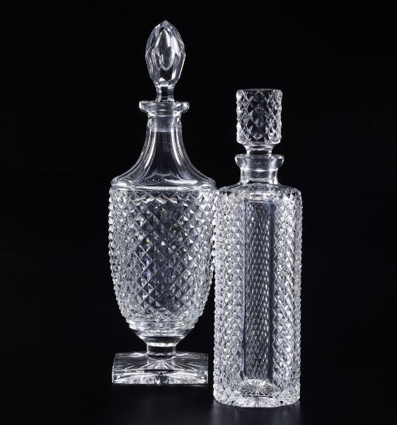 Due bottiglie da liquore, XX secolo.  - Asta  Arredi per la tavola - Associazione Nazionale - Case d'Asta italiane