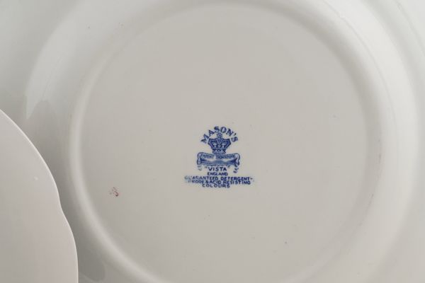 Servizio di piatti misto.<BR>Inghilterra, Manifatture Mason's e Johnson Bros, XX secolo.  - Asta  Arredi per la tavola - Associazione Nazionale - Case d'Asta italiane