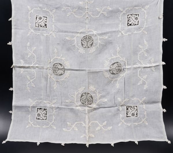 Una tovaglia da t e un centrino quadrato.  - Asta  Arredi per la tavola - Associazione Nazionale - Case d'Asta italiane