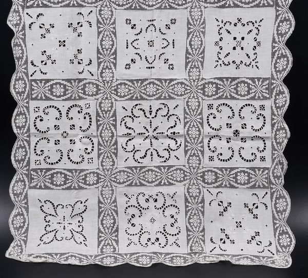 Una tovaglia da t e un centrino quadrato.  - Asta  Arredi per la tavola - Associazione Nazionale - Case d'Asta italiane