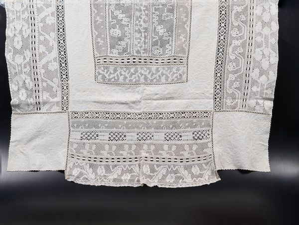 Due tovaglie da t.  - Asta  Arredi per la tavola - Associazione Nazionale - Case d'Asta italiane