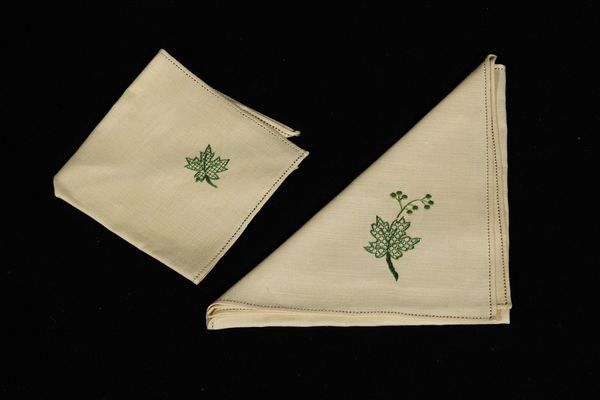 Tovaglia con sedici tovaglioli.  - Asta  Arredi per la tavola - Associazione Nazionale - Case d'Asta italiane