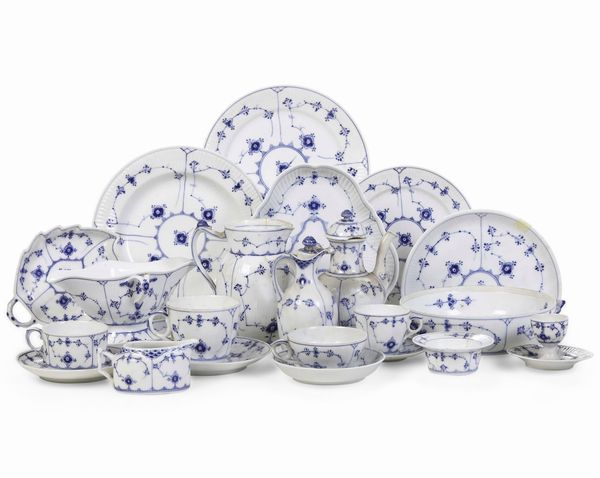 Servizio da tavola Blue Fluted Plain.<BR>Danimarca, Manifattura Royal Copenaghen, 1897-1922.<BR>  - Asta  Arredi per la tavola - Associazione Nazionale - Case d'Asta italiane