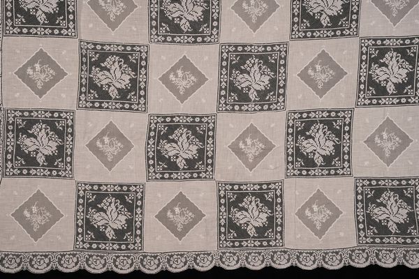 Tovaglia con 12 tovaglioli.  - Asta  Arredi per la tavola - Associazione Nazionale - Case d'Asta italiane