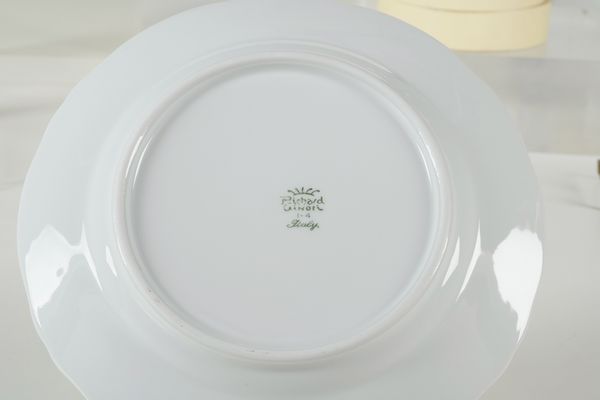 Servizio da tavola con monogramma DF.<BR>Doccia, Manifattura Richard Ginori, XX secolo.  - Asta  Arredi per la tavola - Associazione Nazionale - Case d'Asta italiane