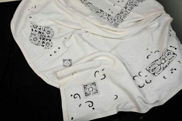 Tovaglia.  - Asta  Arredi per la tavola - Associazione Nazionale - Case d'Asta italiane