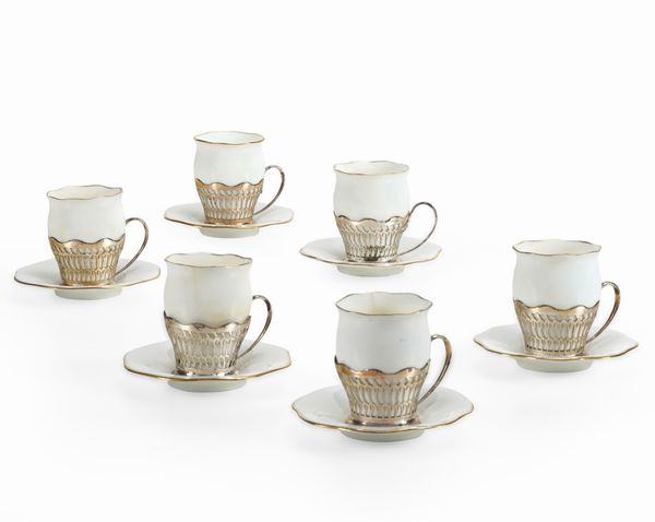 Sei piccole tazze con piattino.<BR>Inghilterra, Coalport, XX secolo.  - Asta  Arredi per la tavola - Associazione Nazionale - Case d'Asta italiane