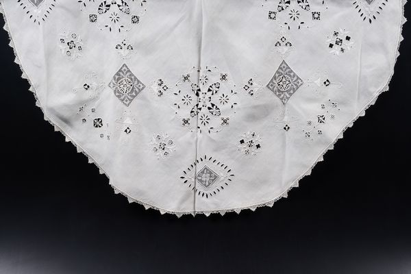 Due centrini rotondi.  - Asta  Arredi per la tavola - Associazione Nazionale - Case d'Asta italiane