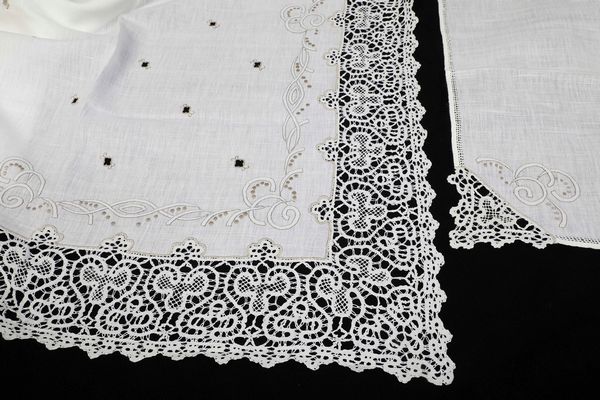 Tovaglia con otto tovaglioli.  - Asta  Arredi per la tavola - Associazione Nazionale - Case d'Asta italiane