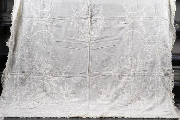 Tovaglia con frange.  - Asta  Arredi per la tavola - Associazione Nazionale - Case d'Asta italiane