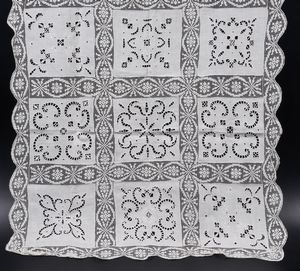 Una tovaglia da t e un centrino quadrato.  - Asta  Arredi per la tavola - Associazione Nazionale - Case d'Asta italiane