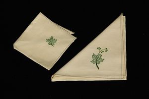 Tovaglia con sedici tovaglioli.  - Asta  Arredi per la tavola - Associazione Nazionale - Case d'Asta italiane