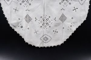 Due centrini rotondi.  - Asta  Arredi per la tavola - Associazione Nazionale - Case d'Asta italiane