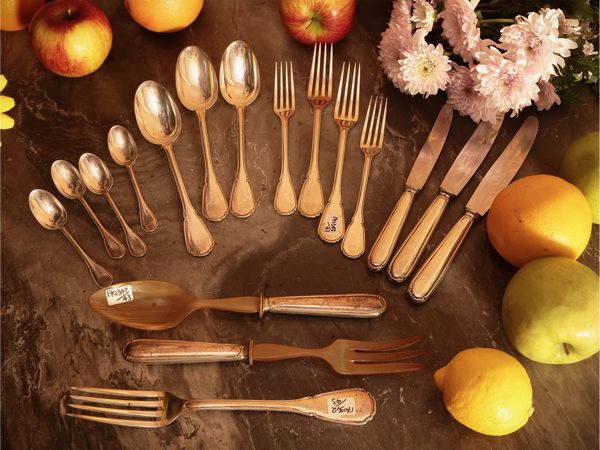 Servizio di posate in argento  - Asta Un'antica dimora marchigiana: Arredi antichi e Arte contemporanea - Associazione Nazionale - Case d'Asta italiane