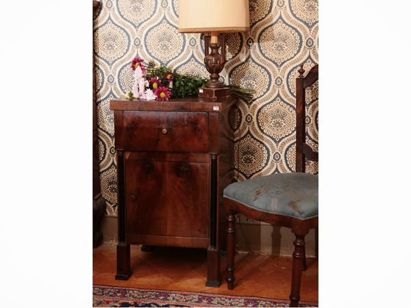 Coppia di comodini impiallacciati in piuma di noce  - Asta Un'antica dimora marchigiana: Arredi antichi e Arte contemporanea - Associazione Nazionale - Case d'Asta italiane