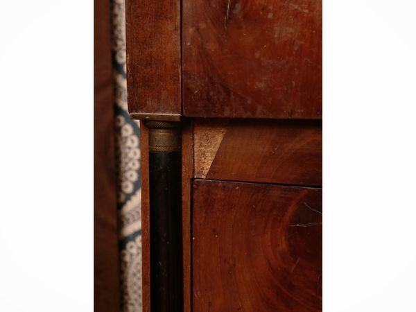 Coppia di comodini impiallacciati in piuma di noce  - Asta Un'antica dimora marchigiana: Arredi antichi e Arte contemporanea - Associazione Nazionale - Case d'Asta italiane