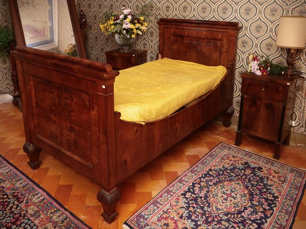 Letto singolo a barca in noce, ciliegio ed latre essenze, Carlo X  - Asta Un'antica dimora marchigiana: Arredi antichi e Arte contemporanea - Associazione Nazionale - Case d'Asta italiane
