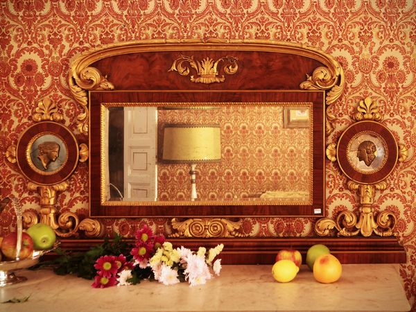 Caminiera impiallacciata in noce e piuma di noce  - Asta Un'antica dimora marchigiana: Arredi antichi e Arte contemporanea - Associazione Nazionale - Case d'Asta italiane