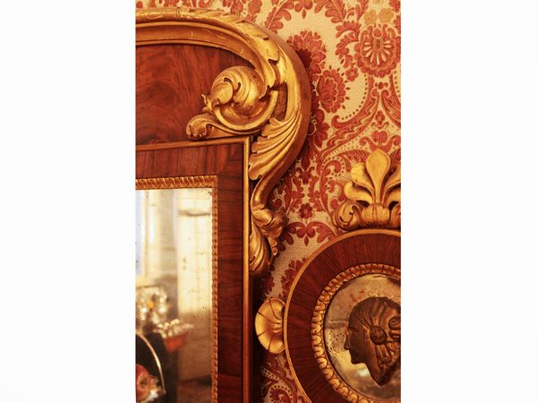 Caminiera impiallacciata in noce e piuma di noce  - Asta Un'antica dimora marchigiana: Arredi antichi e Arte contemporanea - Associazione Nazionale - Case d'Asta italiane