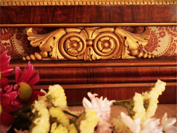 Caminiera impiallacciata in noce e piuma di noce  - Asta Un'antica dimora marchigiana: Arredi antichi e Arte contemporanea - Associazione Nazionale - Case d'Asta italiane