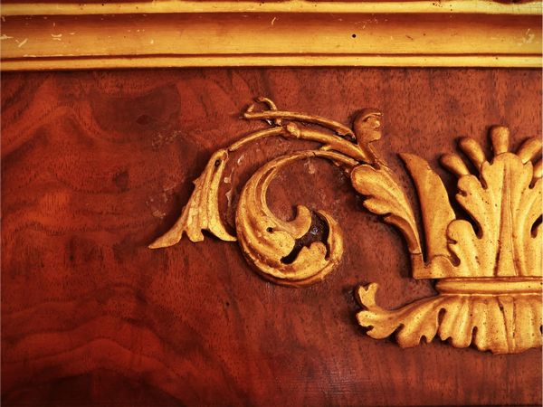 Caminiera impiallacciata in noce e piuma di noce  - Asta Un'antica dimora marchigiana: Arredi antichi e Arte contemporanea - Associazione Nazionale - Case d'Asta italiane